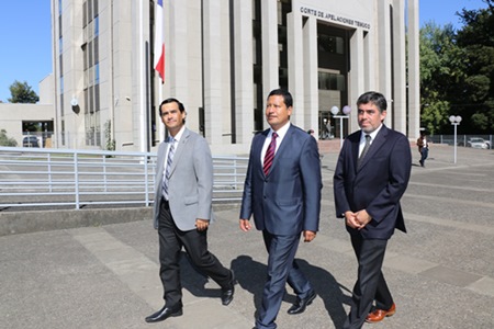 El fiscal del Perú Omar Tello Rosales (al medio) en su visita a los tribunales de La Araucanía