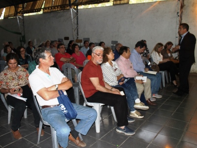 Fiscal Orellana conversa con vecinos de Villa Macul
