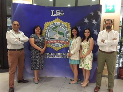 Fiscal Jefe Enrique Canales (primero a la izquierda) junto a otros participantes de curso internacional.