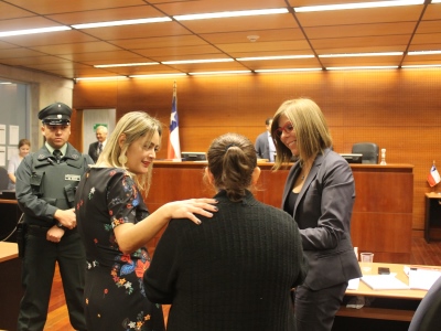 Las Fiscales Lorena Parra y Carmen Gloria Guevara junto a la madre de la víctima. 