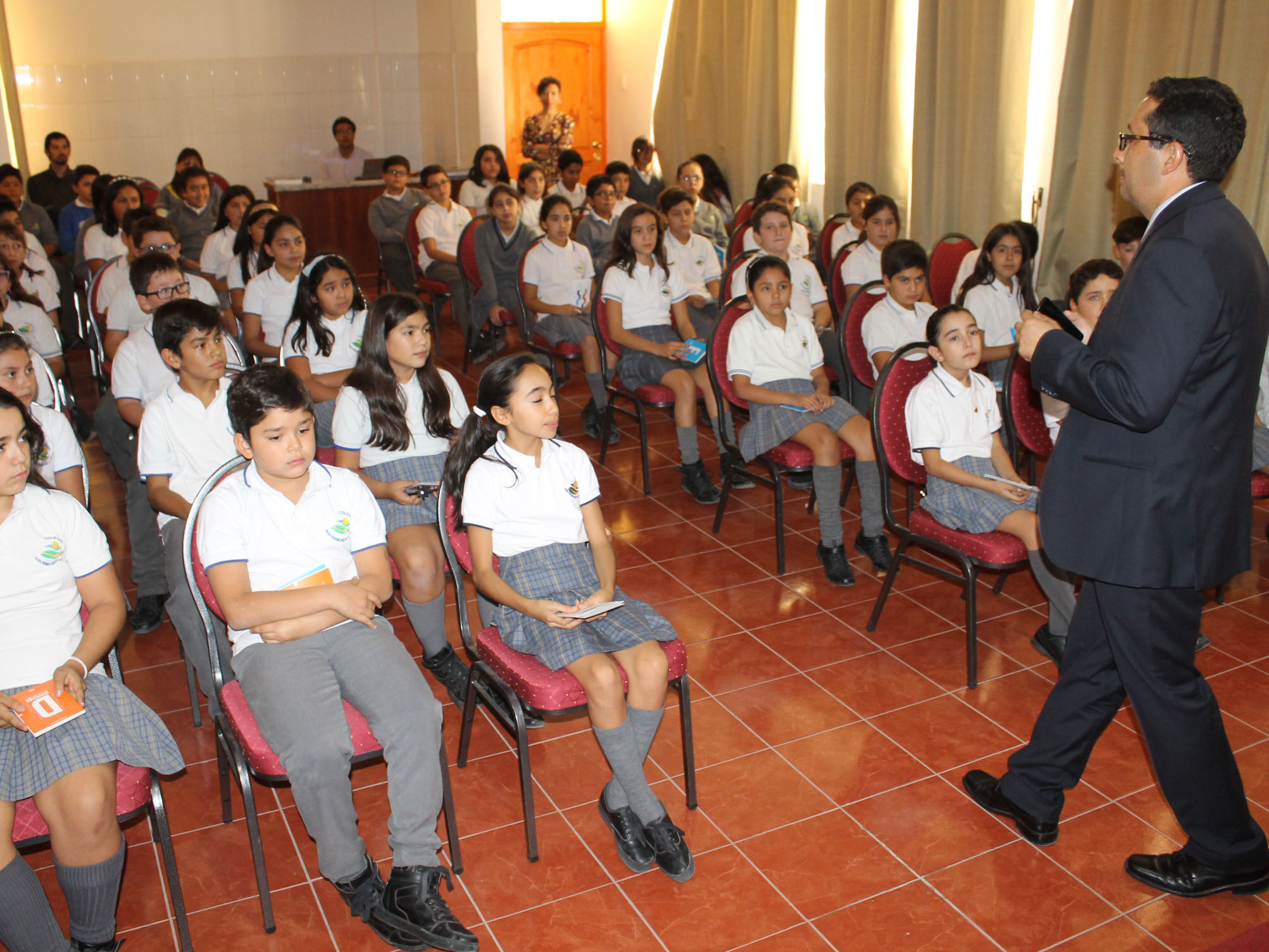 La charla ofrecida por el fiscal Gabriel Meza se extendió por casi dos horas por el interés de los alumnos asistentes.