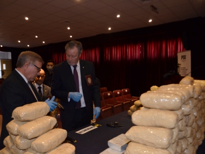 El fiscal Regional, Raúl Arancibia, junto al jefe de la I Región Policial, Fernando Navarro, con la droga y las armas incautadas.