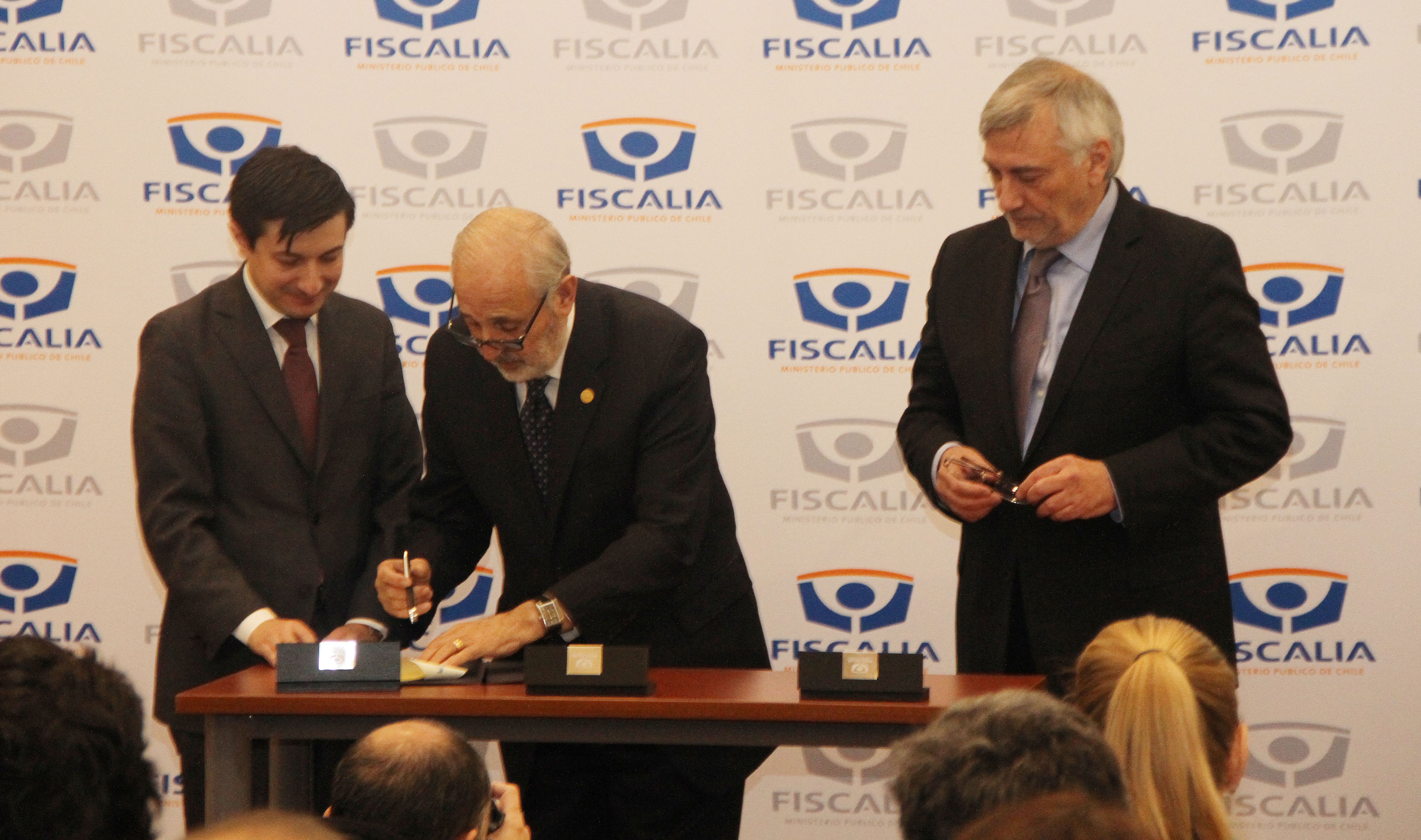 Fiscal Nacional Jorge Abbott firma convenio con Manuel Marfán, presidente de Chile Transparente