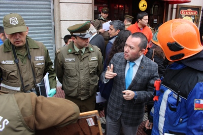 El Fiscal Regional, Adrián Vega, revisa los antecedentes del incendio con Carabineros y Bomberos.