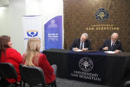 El Rector de la U. San Sebastián, Hugo Lavados, y el Fiscal Nacional, Jorge Abbott, en la firma del convenio