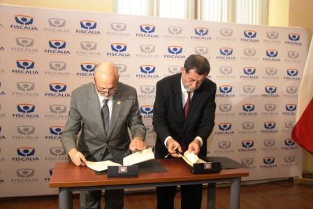 El Fiscal Nacional, Jorge Abbott, y el subsecretario del Interior y Seguridad Pública, Mahmud Aleuy en la firma del protocolo.