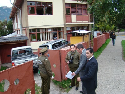 Fiscal Regional de Aysén,Pedro Salgado y el Fiscal Patricio Jory en el sitio del suceso.