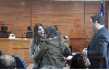Al finalizar el juicio, la fiscal María Consuelo Oliva saluda a una de las hijas del matrimonio fallecido en el accidente.