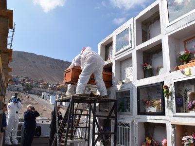 El cuerpo de la víctima es exhumado en el Cementerio de Antofagasta.