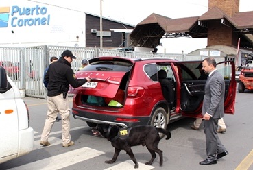 Por dos horas se controló el ingreso y salida de los trabajadores de este puerto, para detectar si portaban estupefacientes.