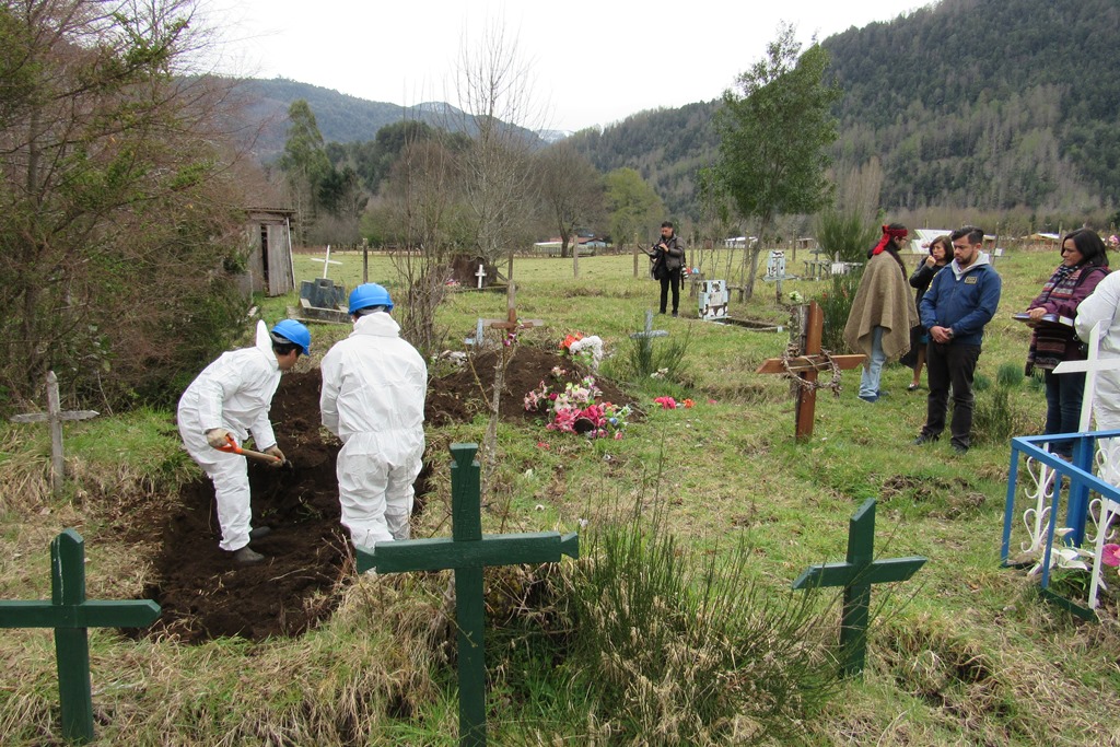 La exhumación se realizó en el cementerio del sector de río Hueico.