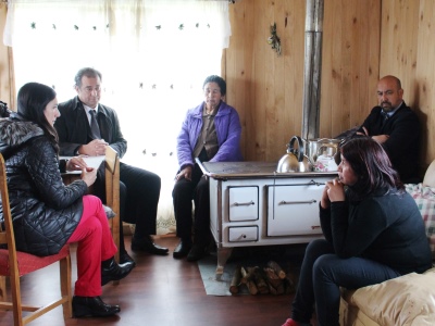 El Fiscal Regional Marcos Emilfork durante una visita a la familia de Rayén Meñaco en su casa en Calbuco.
