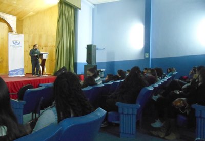 El fiscal Jorge Hernández entregó amplia información a los alumnos participantes de la actividad.