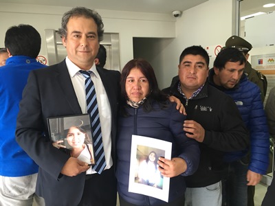 El Fiscal Regional Marcos Emilfork junto a los padres de Rayén Meñaco tras conocerse la sentencia.