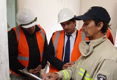 El fiscal (s) Diego Soto recorrió cada una de las casa afectadas en el incendio.