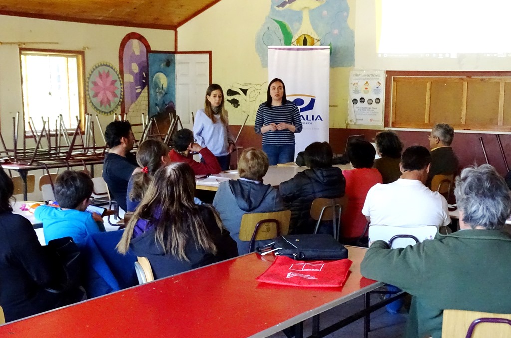 En la charla participaron vecinos del sector Paillao, en la comuna de Valdivia.