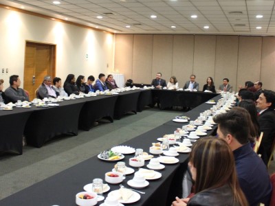 Parte de los egresados del programa participaron junto a sus familiares en un desayuno con el Fiscal Regional.