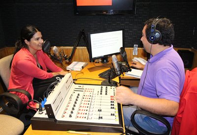 La fiscal Paula Barrueto visitó radio Nostálgica en Copiapó.