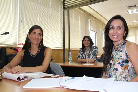Fiscal Adjunta Paola Zarate junto a querellante del Servicio Nacional de Menores y alumna en práctica de derecho