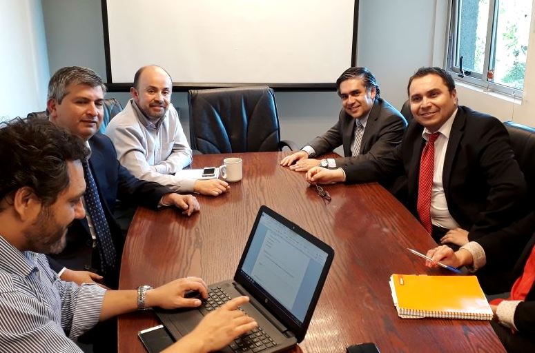 Los fiscales Carlos Bahamondes y Álex Montesinos reunidos con los profesionales de SACFI de La Araucanía.