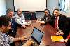 Los fiscales Carlos Bahamondes y Álex Montesinos reunidos con los profesionales de SACFI de La Araucanía.