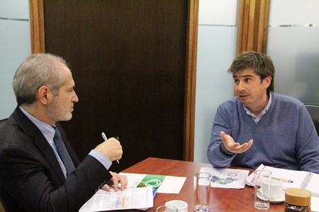 Fiscal José Luis Pérez Calaf en diálogo con el represente de AMUR