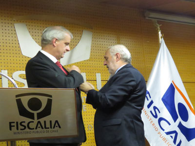 Fiscal Nacional entrega la Piocha Fiscal Regional a Xavier Armendáriz.