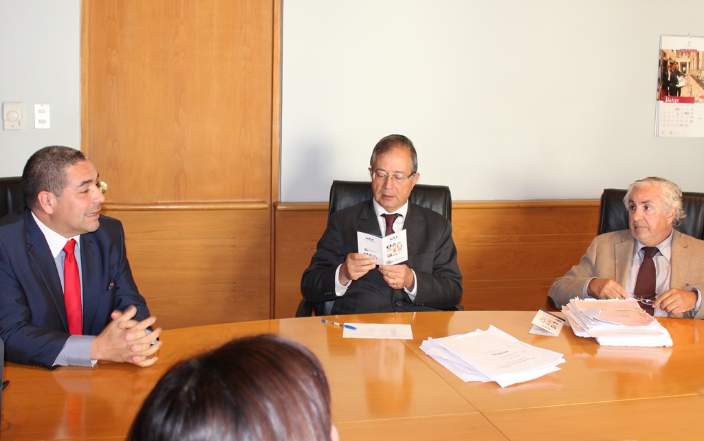 En la foto, el fiscal jefe Álvaro Pérez junto a dos ministros presentes en la reunión.