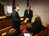 El fiscal Pablo Antunez explicó el fallo a los familiares de una de las víctimas.
