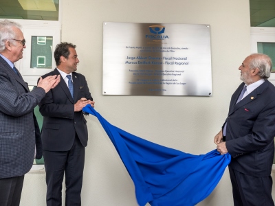 Intendente Harry Jügensen, Fiscal Regional Marcos Emilfork y Fiscal Nacional Jorge Abbott descubren placa conmemorativa.