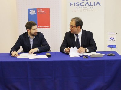 Pablo Santana, Director Regional de Fosis, y el Fiscal Regional Marcos Emilfork, firmaron convenio para apoyo de víctimas de violencia de género.