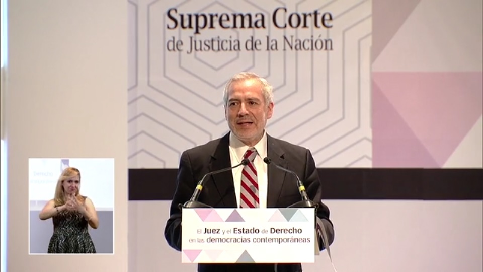 El Fiscal Regional, Raúl Guzmán, durante su exposición en México.