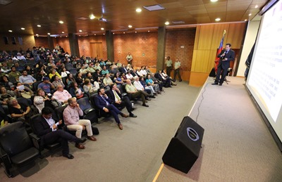 El fiscal Christian González expuso ante una gran cantidad de dirigentes sociales de la región.