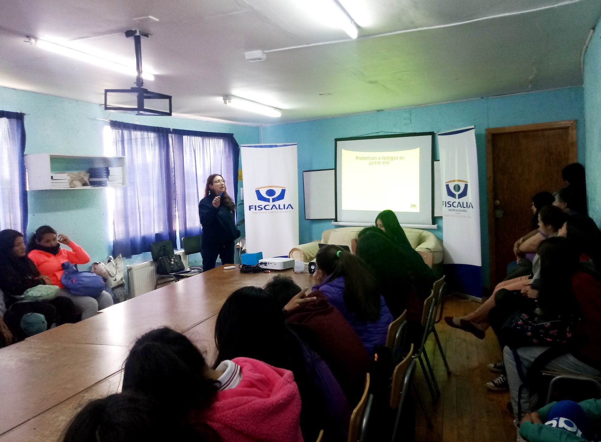 En la foto, la charla dictada en el colegio Cardenal Raúl Silva Henríquez. 