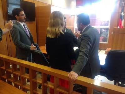 El Fiscal Regional, Adrián Vega (a la derecha), conversa con la víctima y con los querellantes una vez finalizada la audiencia.