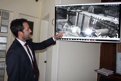 El fiscal de focos, Ricardo Soto, observa uno de las imágenes que registraron las acciones de los sujetos.