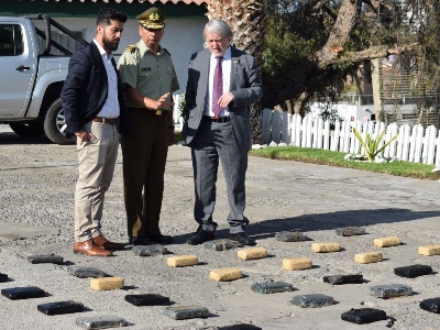 Las máximas autoridades de la región inspeccionando el decomiso.