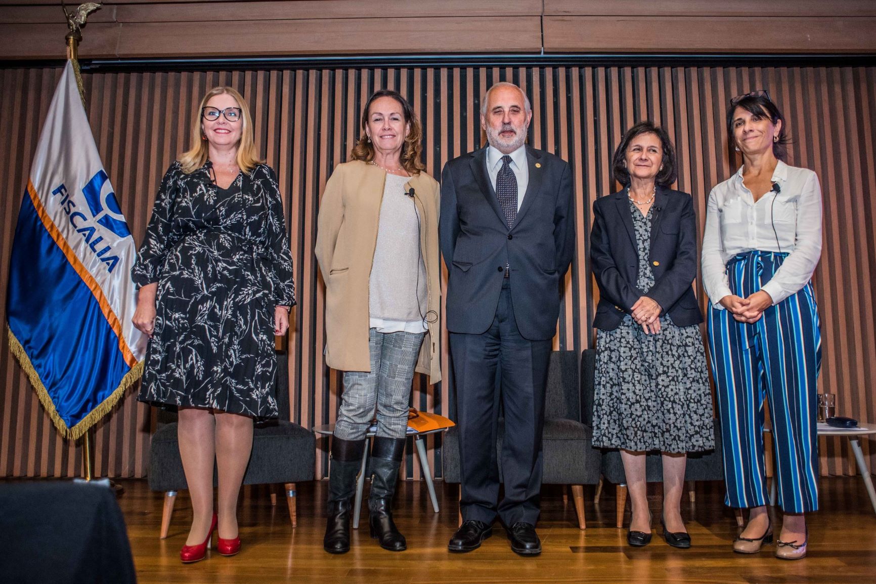 El Fiscal Nacional, Jorge Abbott, junto a las panelistas del debate