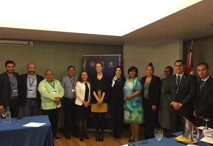 Fiscal Carolina Suazo (de blanco) junto a participantes del foro internacional.