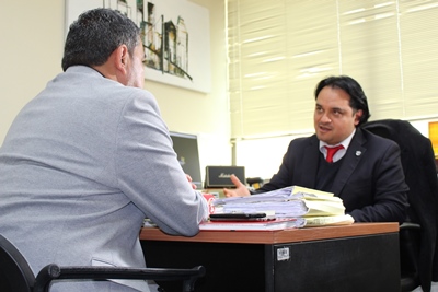 El Fiscal Mauricio Cartes (sentado, de frente), explicó que el imputado fue declarado culpable