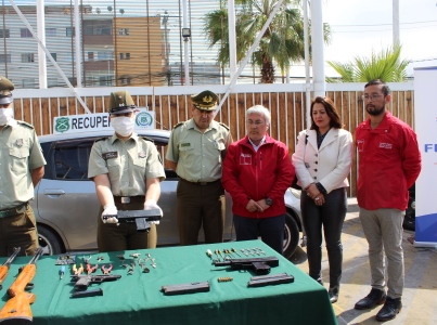 Dos armas uzi artesanales automáticas fueron incautadas en poder de los detenidos.