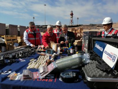 Municiones de variados calibres, pólvora y partes de armas fueron hallados al interior del container.