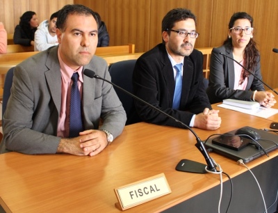 El fiscal Germán Calquín (al centro), dijo que el imputado deberá permanecer privado de libertad.