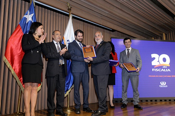 El Fiscal Claudio Sobarzo recibiendo el reconocimiento de manos del Fiscal Nacional, Jorge Abbott.