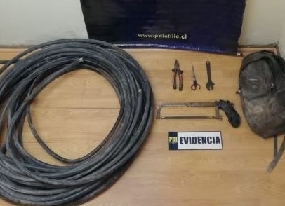 El cable y los instrumentos utilizados para la sustracción recuperados por la policía.