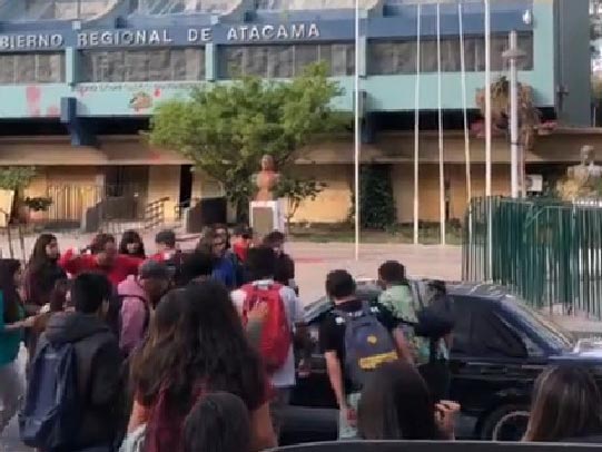 El hecho se registró en las afueras del edificio de la Intendencia de Atacama. (Imagen de video)