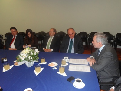 A la derecha Fiscal Regional Metropolitano Sur, Raúl Guzmán junto a la delegación colombiana