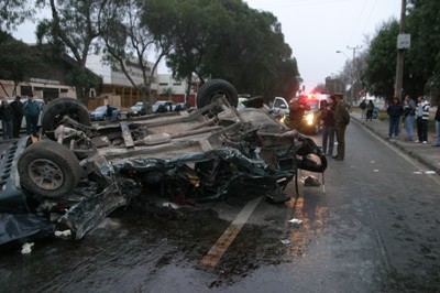 La fiscal Paula Barrueto llegó de madrugada al lugar del accidente para ordenar las diligencias respectivas a personal de Carabineros.