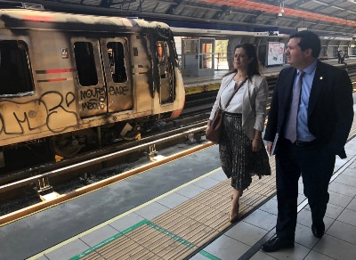 Fiscal Regional Metropolitano Sur Héctor Barros junto a la Fiscal Jefa de Puente Alto, Denisse Valenzuela en recorrido por estación de metro atacada.