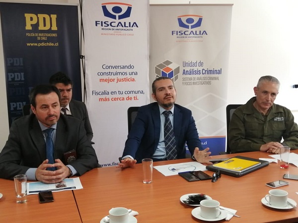 Fiscal Jefe SACFI II, Juan Castro Bekios junto a autoridades de Carabineros y PDI Antofagasta